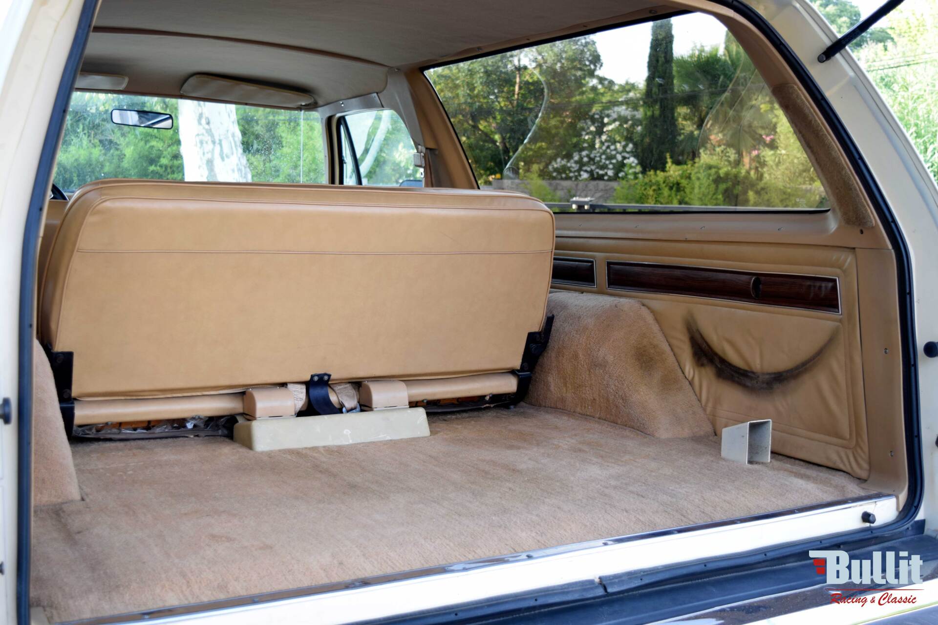 intérieur de DODGE RAMCHARGER gold/ivory 1986