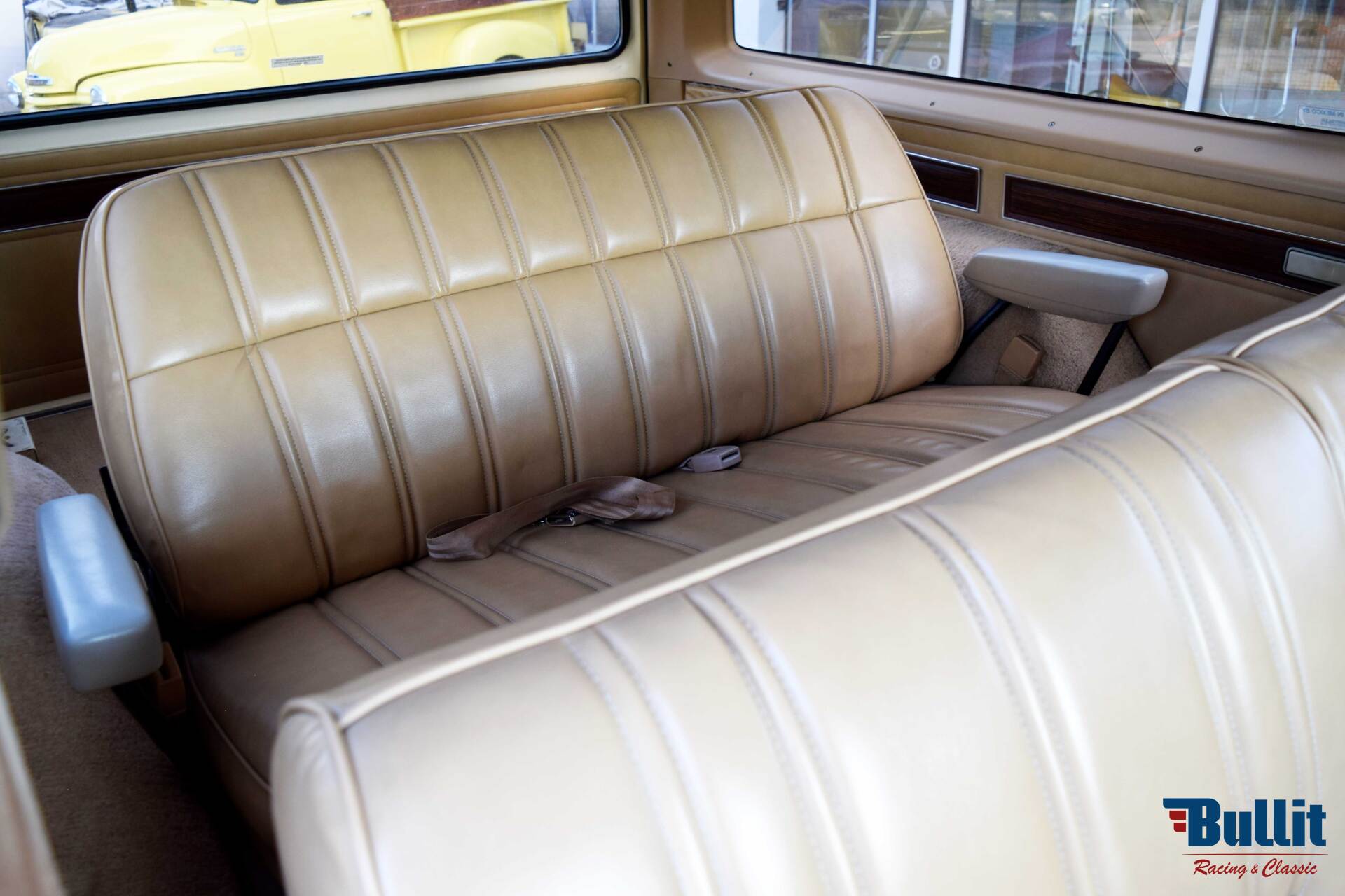 intérieur de DODGE RAMCHARGER gold/ivory 1986