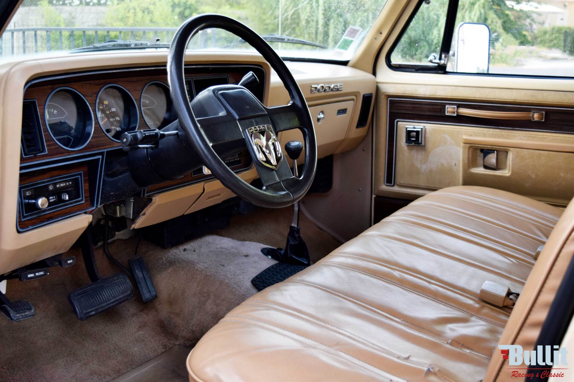 intérieur de DODGE RAMCHARGER gold/ivory 1986