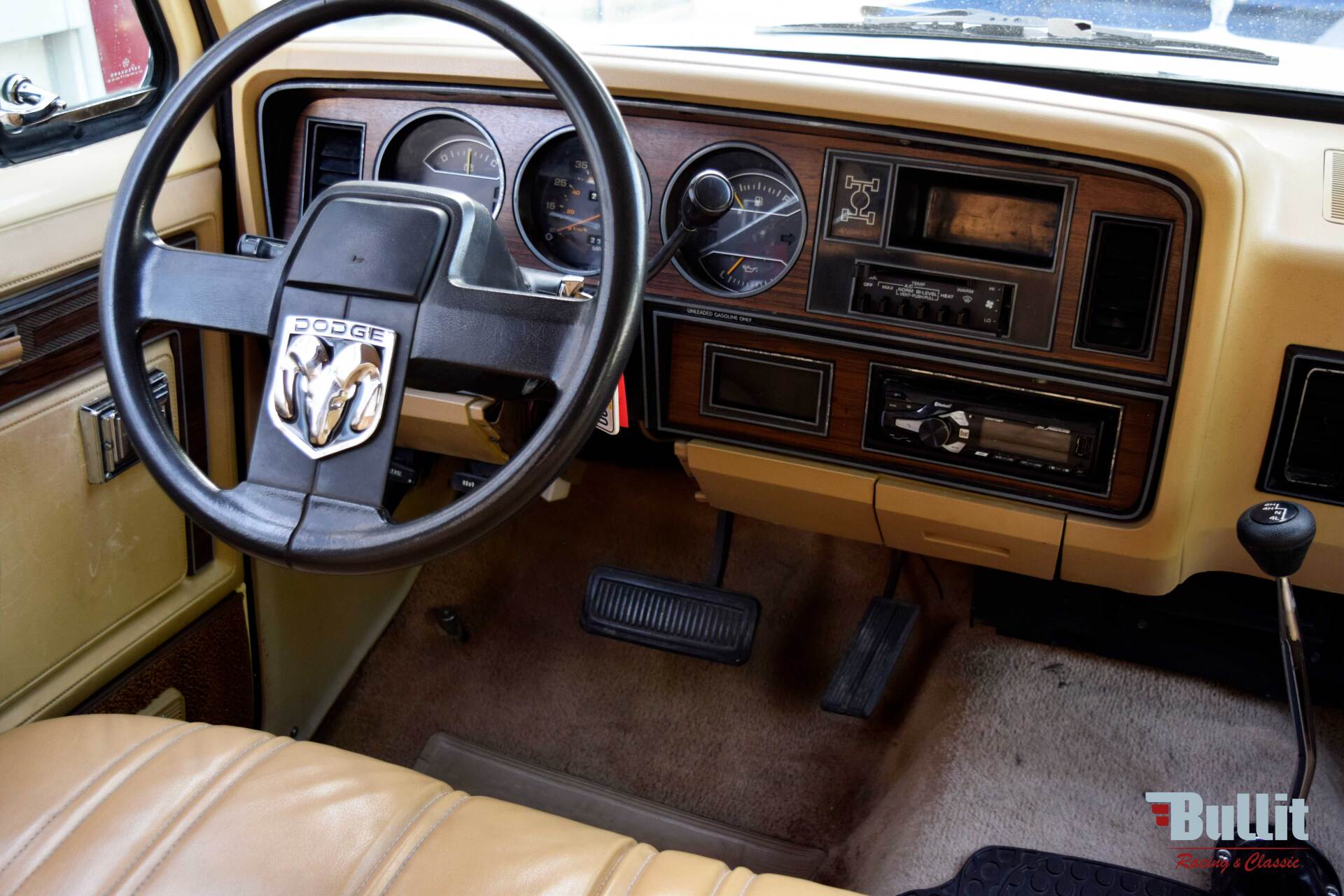 tableau de bord de DODGE RAMCHARGER gold/ivory 1986