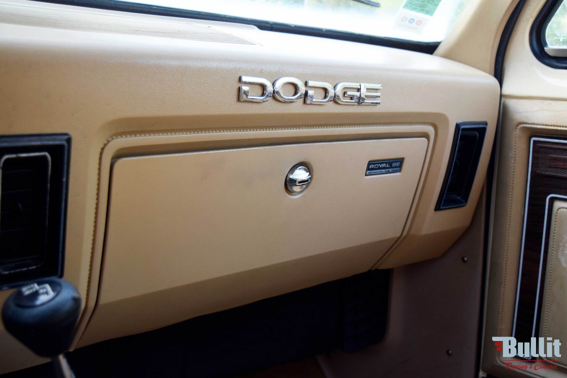 boite a gants de DODGE RAMCHARGER gold/ivory 1986