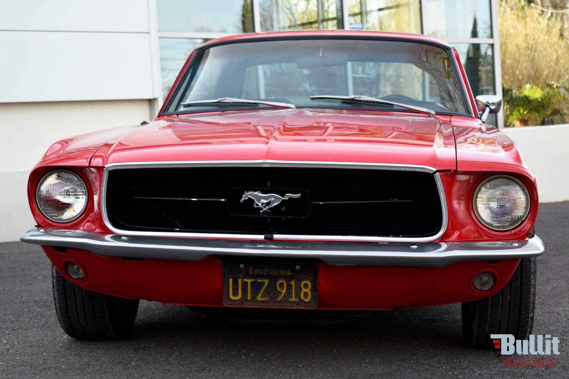 avant de Ford Mustang coupé 289 rouge de 1967