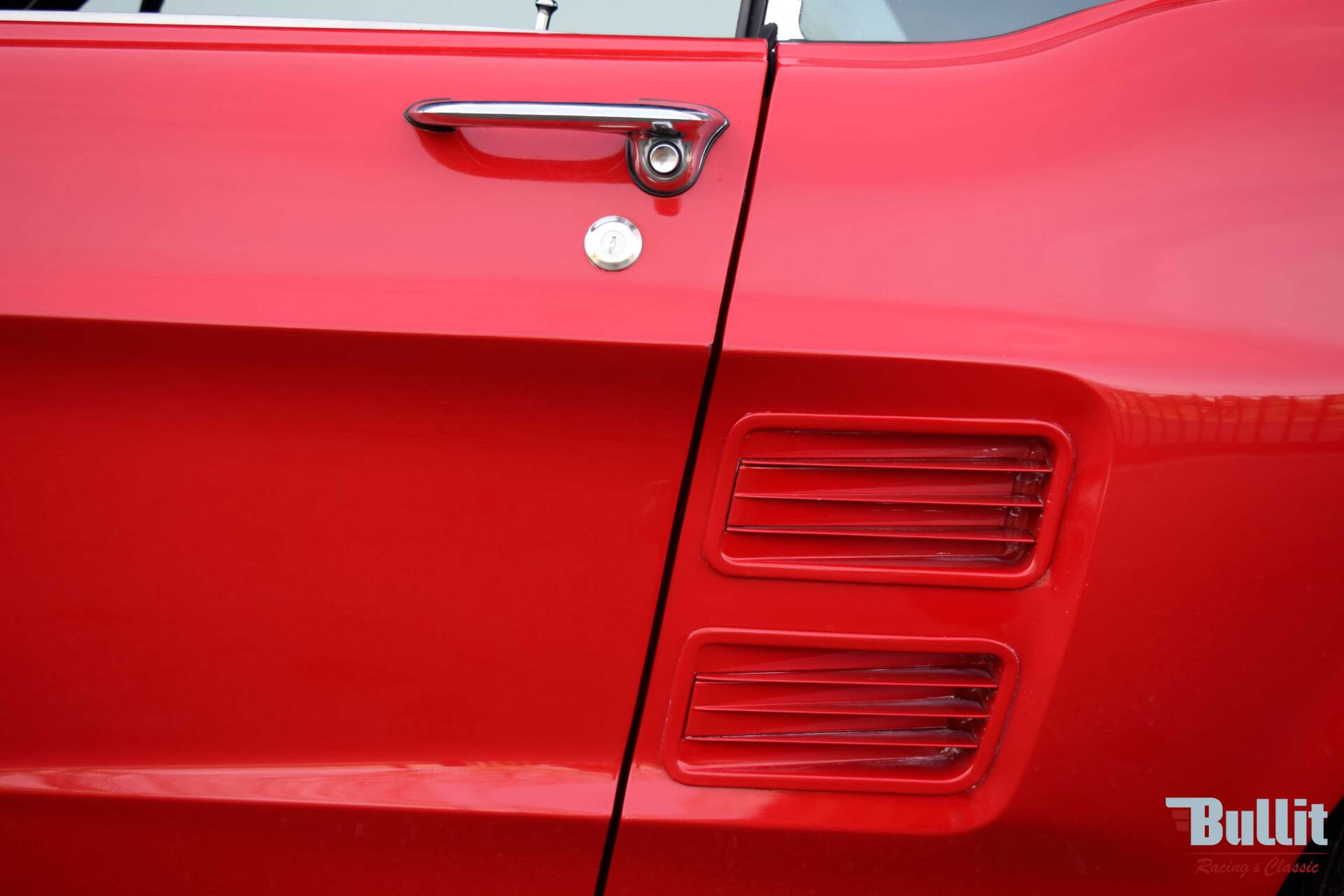 détail carrosserie de Ford Mustang coupé 289 rouge de 1967