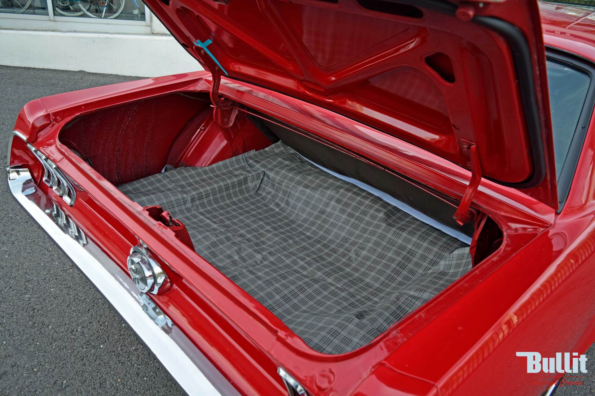 malle arrière de Ford Mustang coupé 289 rouge de 1967