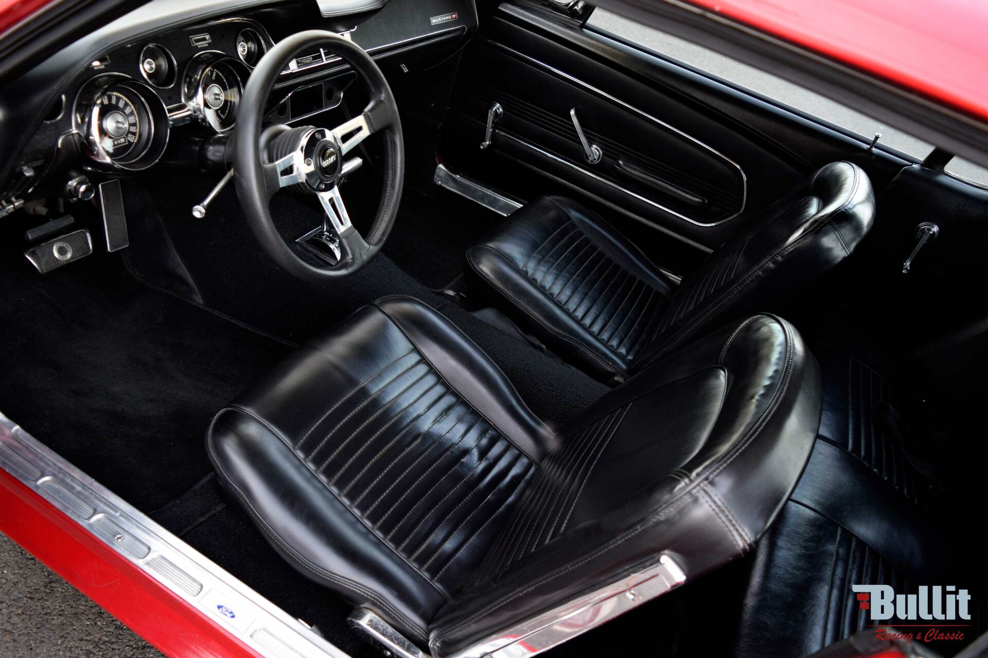 intérieur de Ford Mustang coupé 289 rouge de 1967