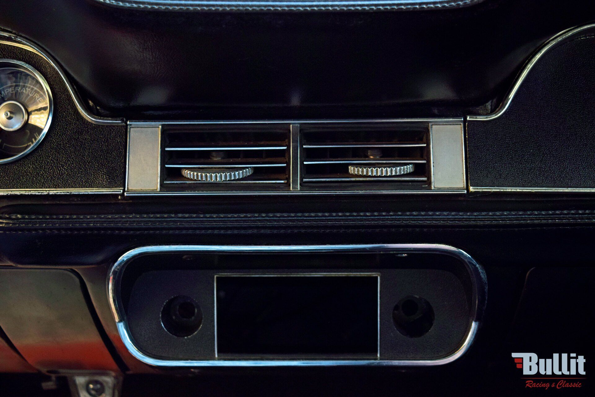 détail tableau de bord de Ford Mustang coupé 289 rouge de 1967