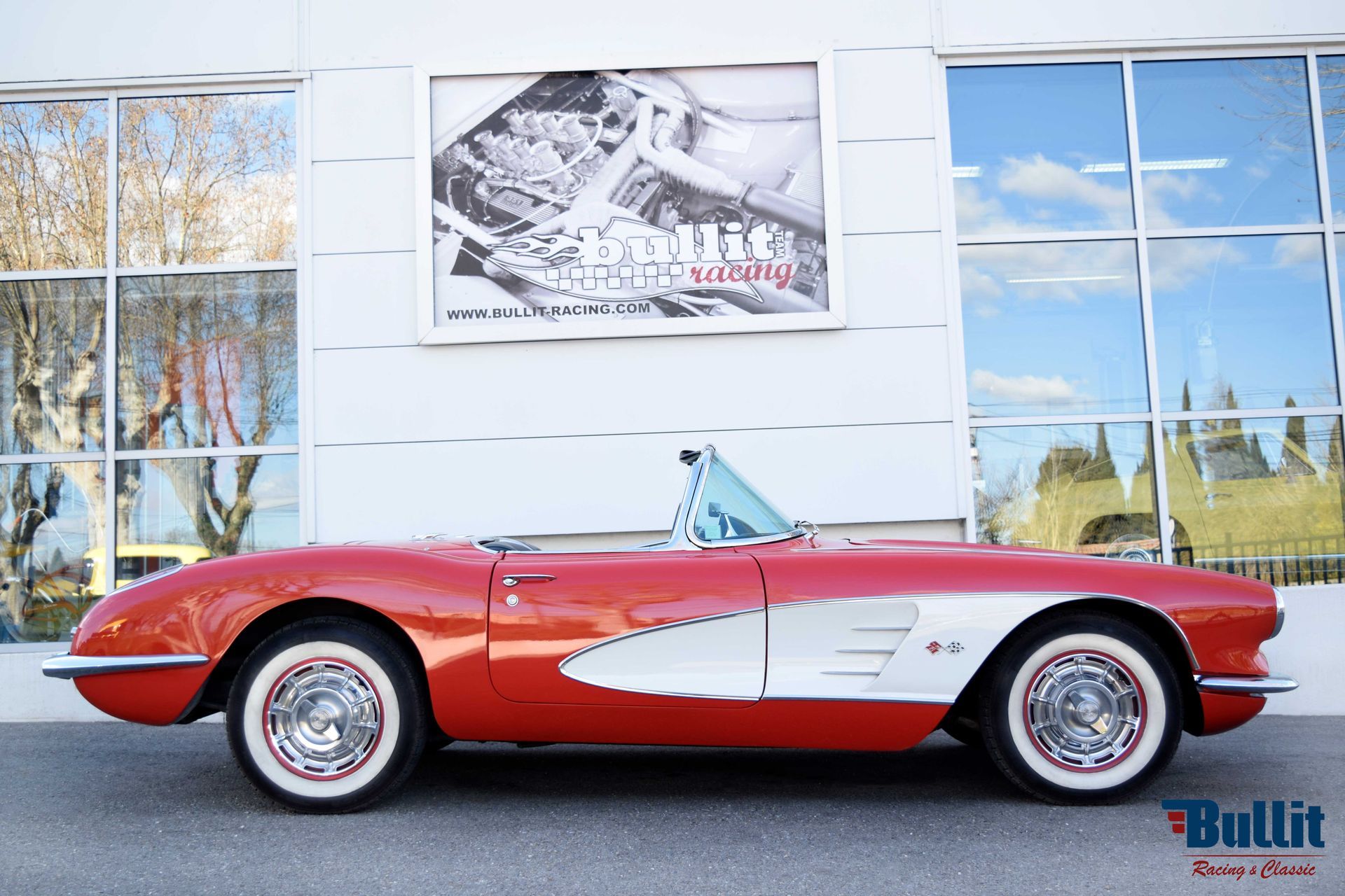 Chevrolet Corvette C1 cabriolet de 1960 rouge et blanc
