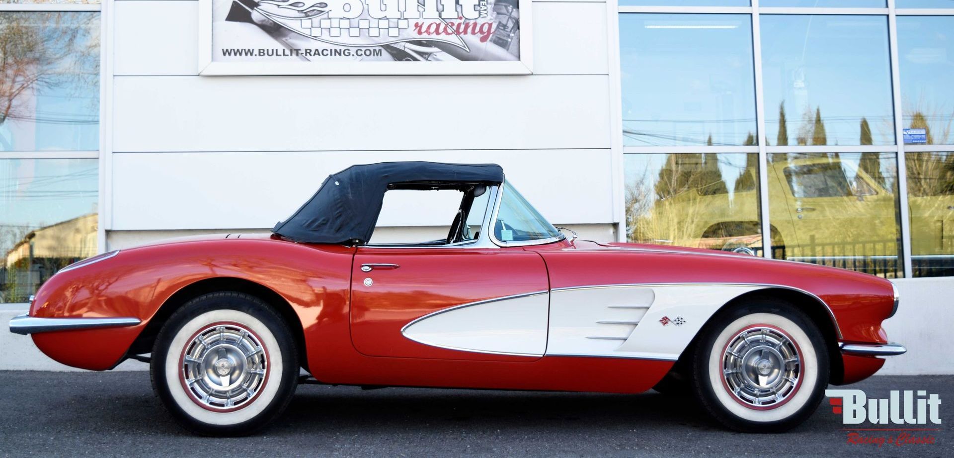 CHEVROLET Corvette C1, 1960, vue de profil droit, couleur ivoire et capote ivoire