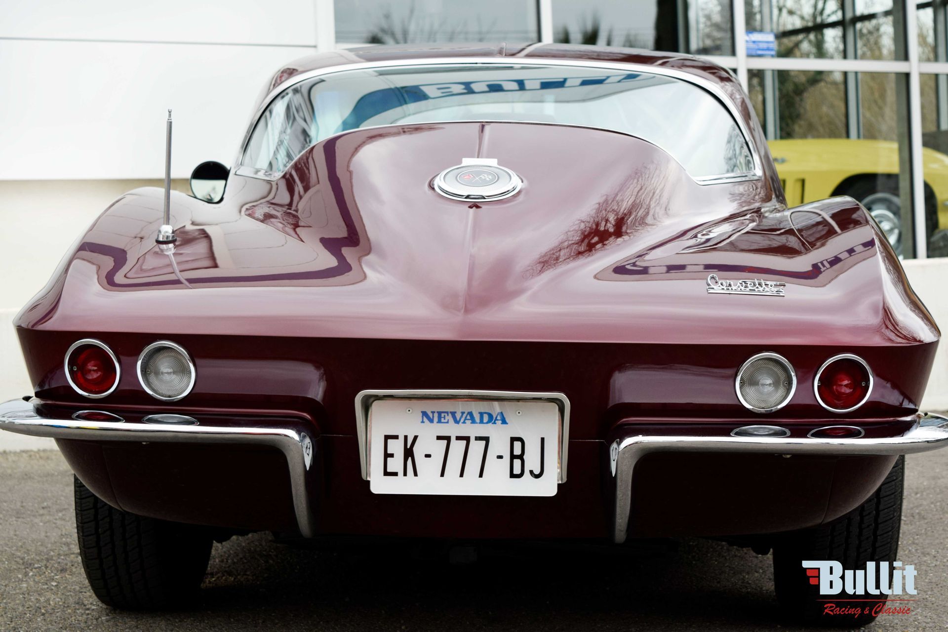 arrière de Chevrolet Corvette Sting Ray C2 427 burgundy de 1966