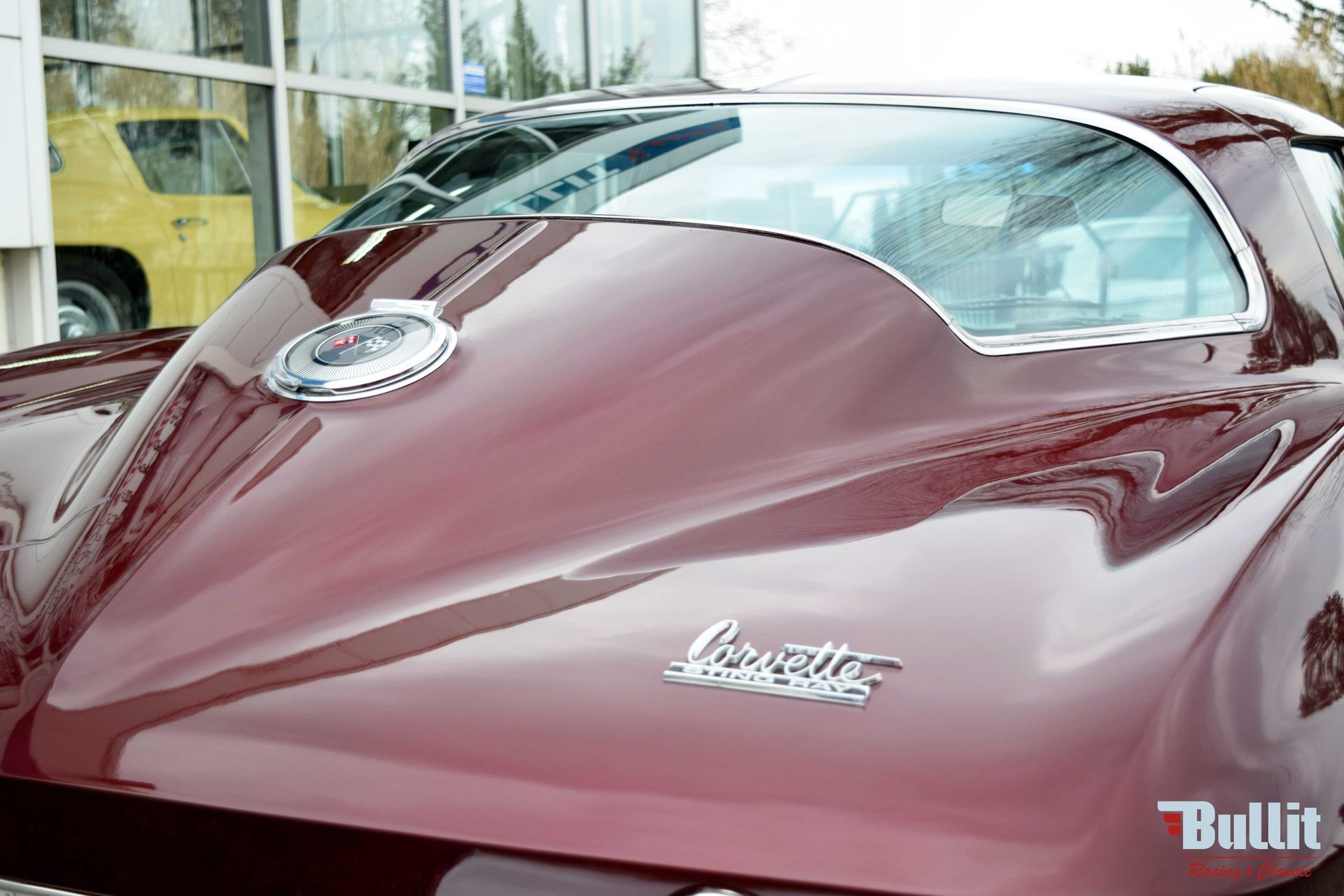 arrière de Chevrolet Corvette Sting Ray C2 427 burgundy de 1966