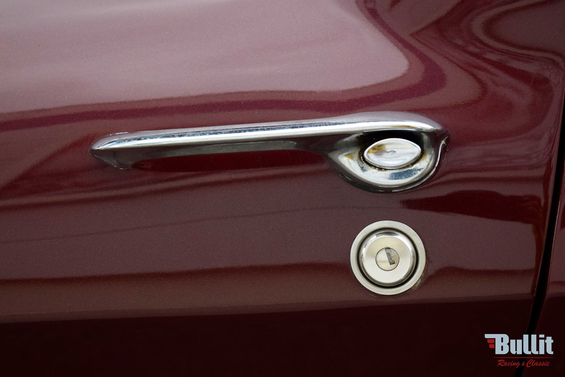 poignée portière de Chevrolet Corvette Sting Ray C2 427 burgundy de 1966