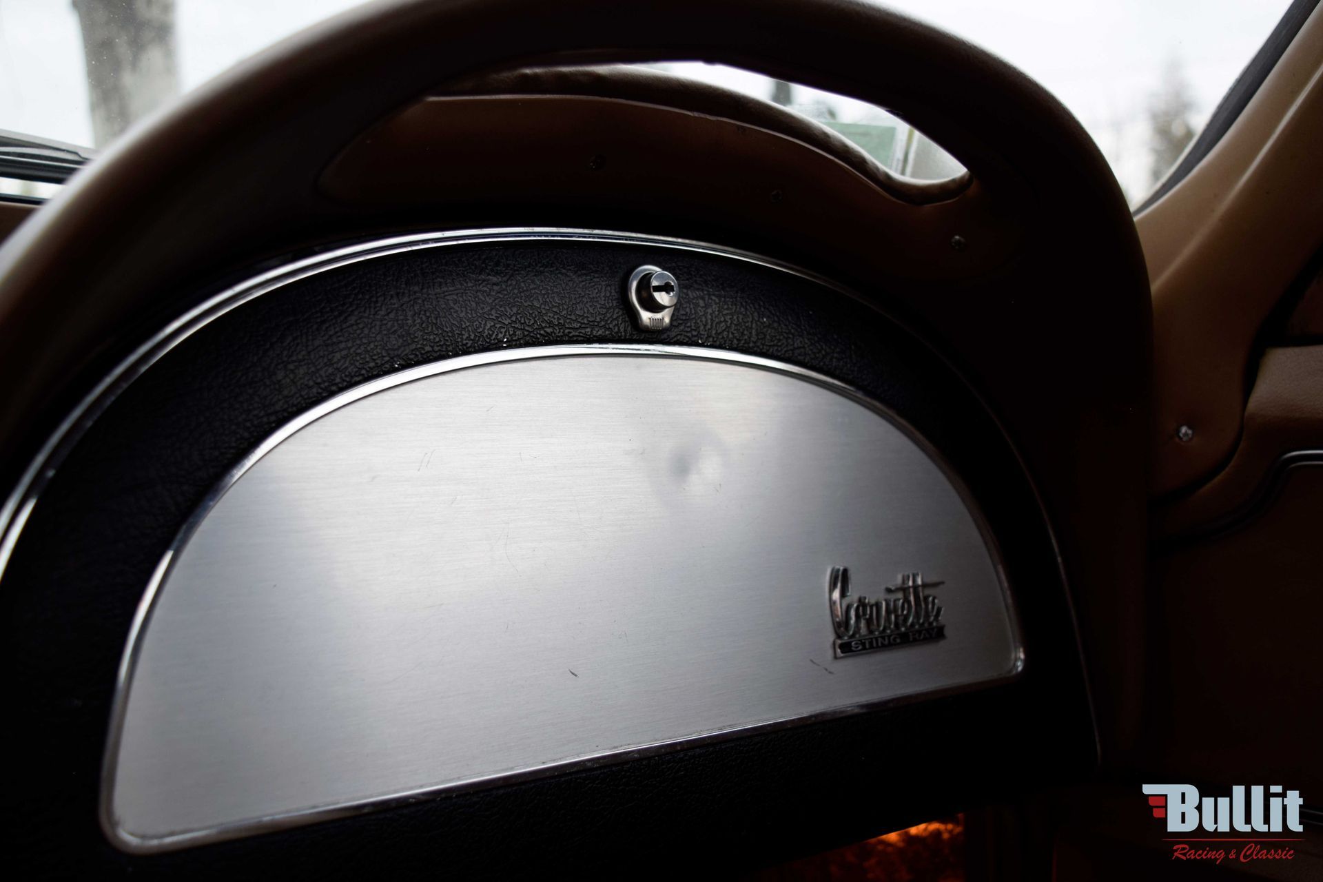 boîte à gants de Chevrolet Corvette Sting Ray C2 427 burgundy de 1966