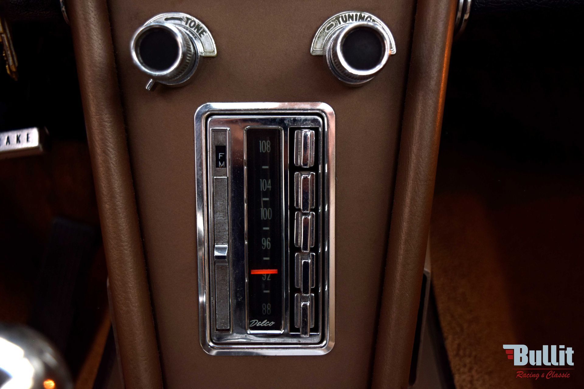 radio de Chevrolet Corvette Sting Ray C2 427 burgundy de 1966