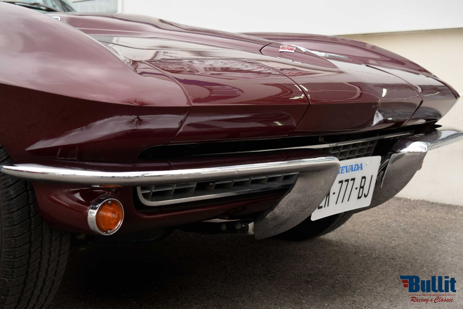 avant de Chevrolet Corvette Sting Ray C2 427 burgundy de 1966