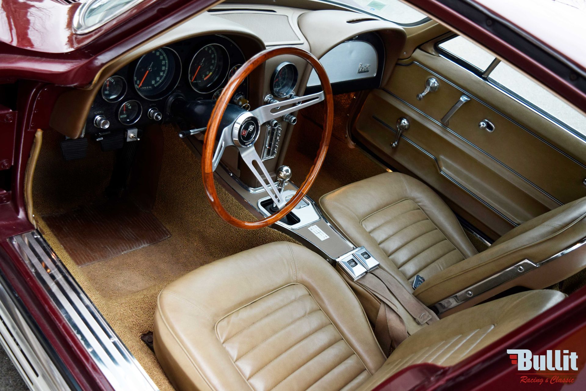 intérieur de Chevrolet Corvette Sting Ray C2 427 burgundy de 1966