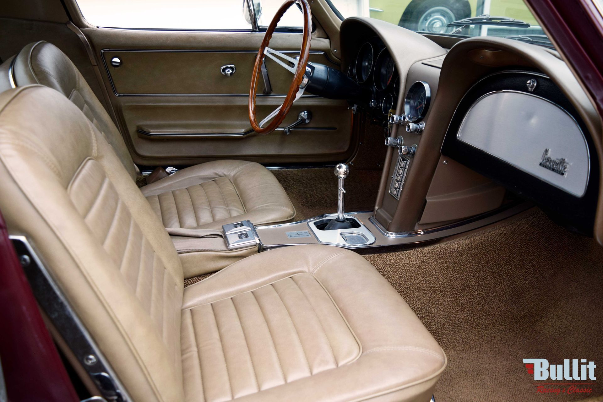 intérieur de Chevrolet Corvette Sting Ray C2 427 burgundy de 1966