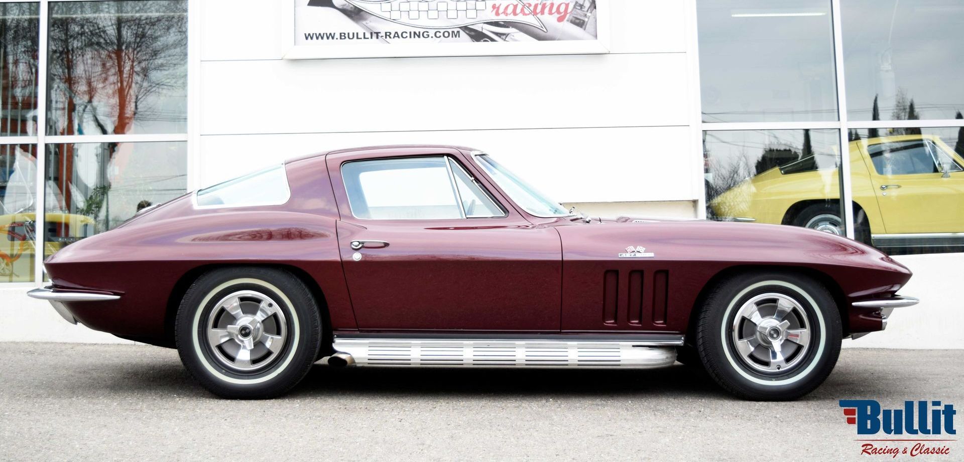 Chevrolet Corvette C2 STINGRAY de 1966, vue de profil droit