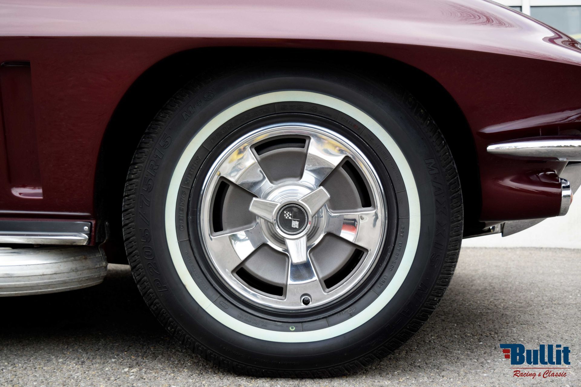 roue de Chevrolet Corvette Sting Ray C2 427 burgundy de 1966