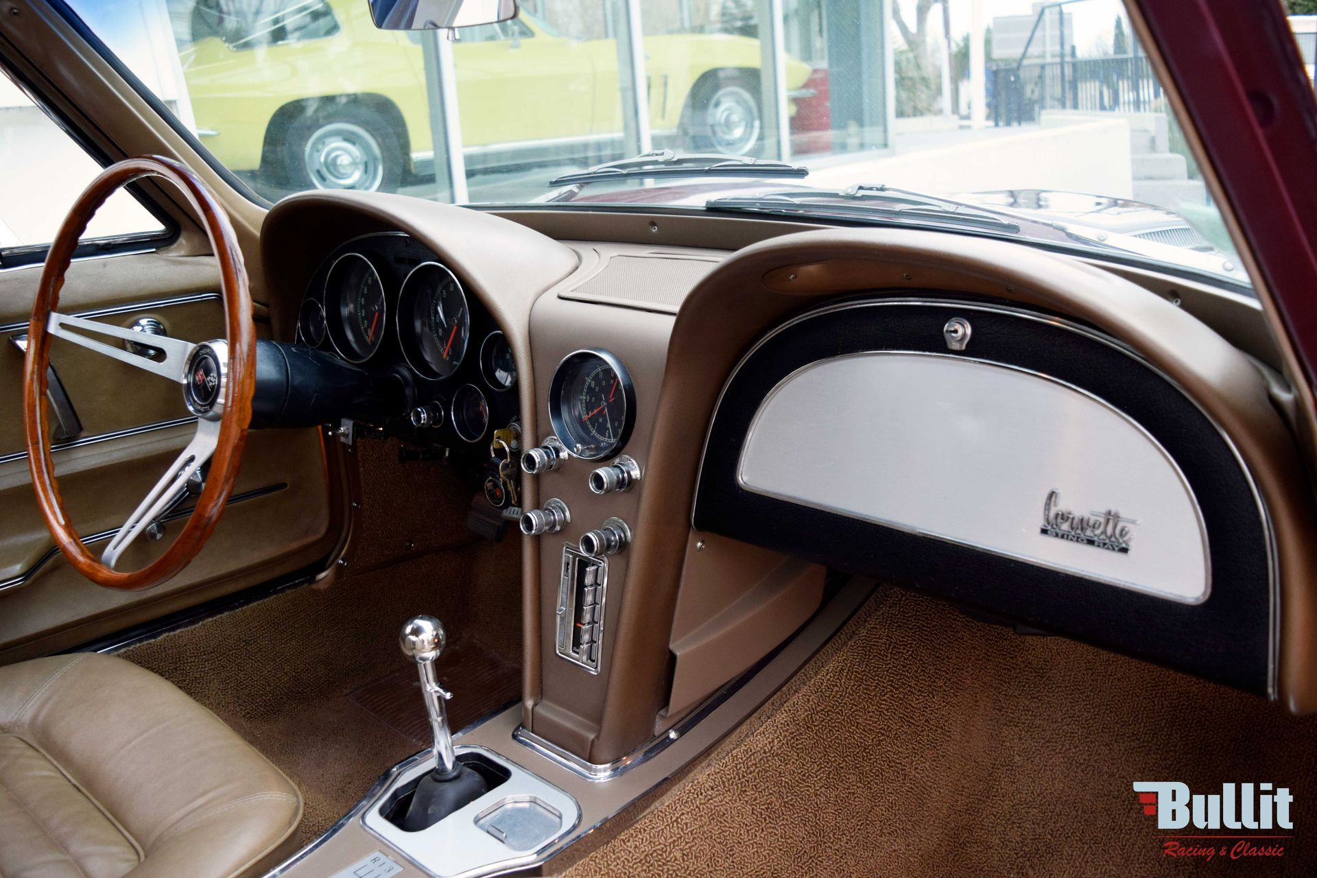 tableau de bord de Chevrolet Corvette Sting Ray C2 427 burgundy de 1966