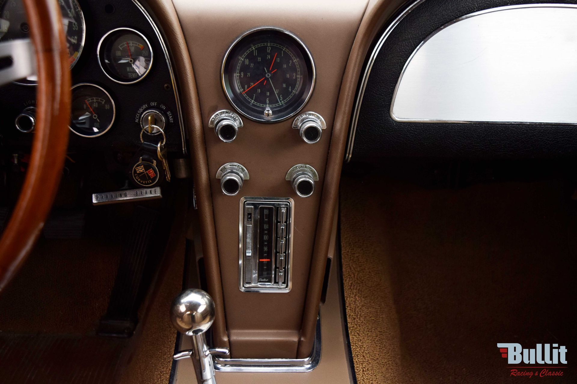 console de Chevrolet Corvette Sting Ray C2 427 burgundy de 1966