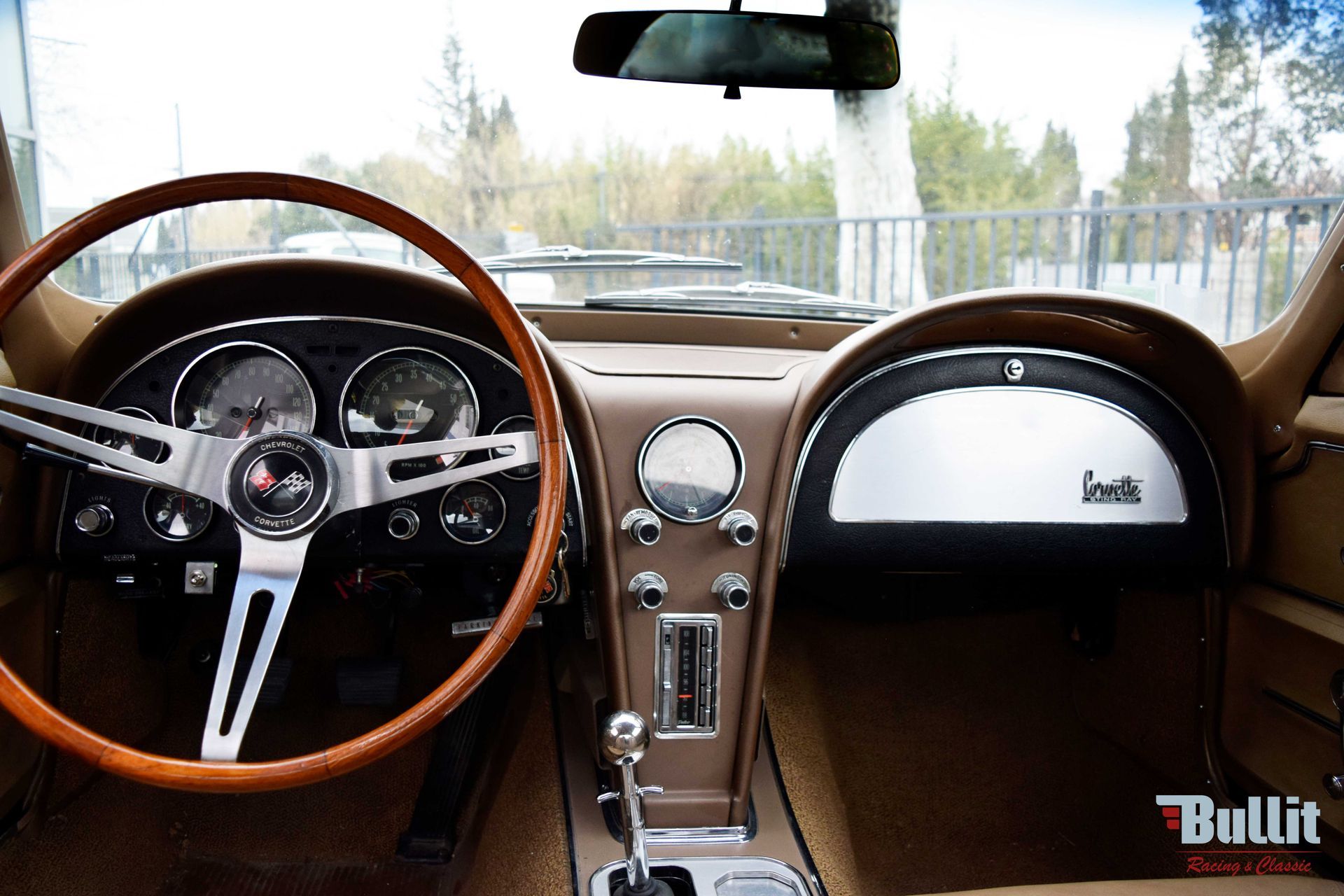 tableau de bord de Chevrolet Corvette Sting Ray C2 427 burgundy de 1966