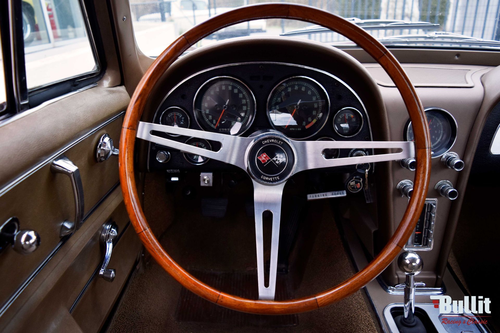 volant de Chevrolet Corvette Sting Ray C2 427 burgundy de 1966