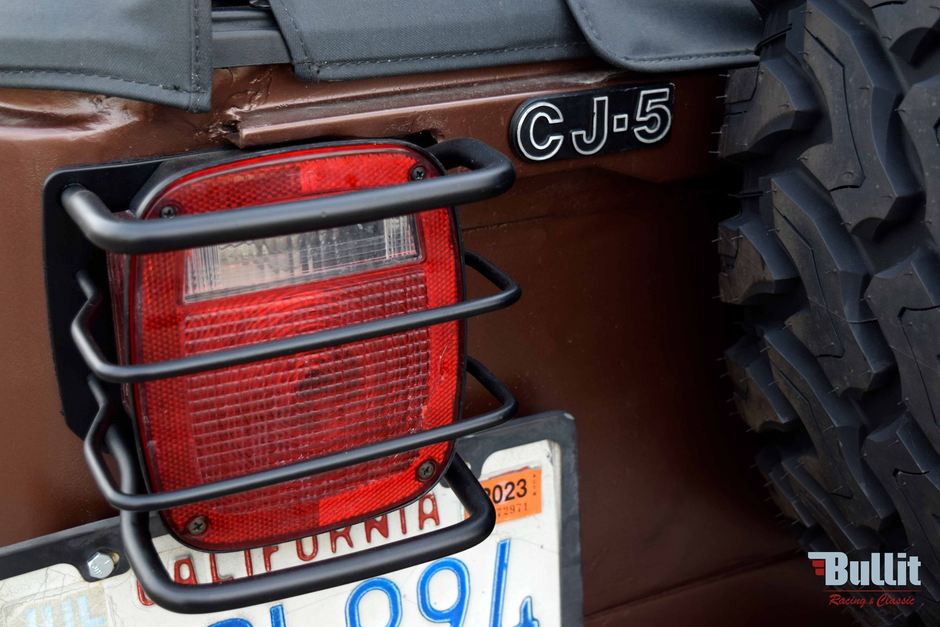 FEU ARRIERE JEEP CJ5 RENEGADE MARRON DE 1981