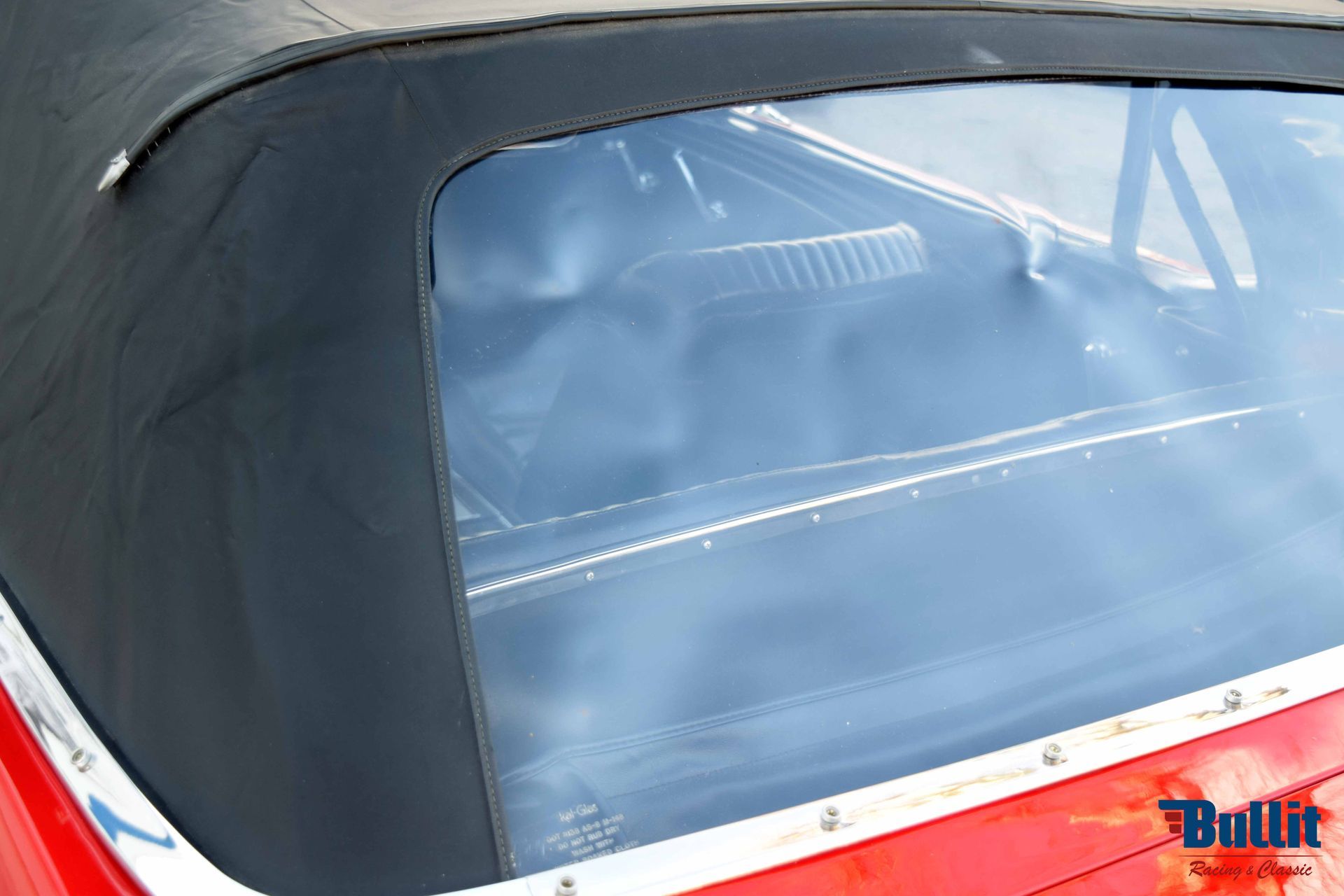 CAPOTE NOIRE ELECTRIQUE FORD MUSTANG CABRIOLET ROUGE DE 1966