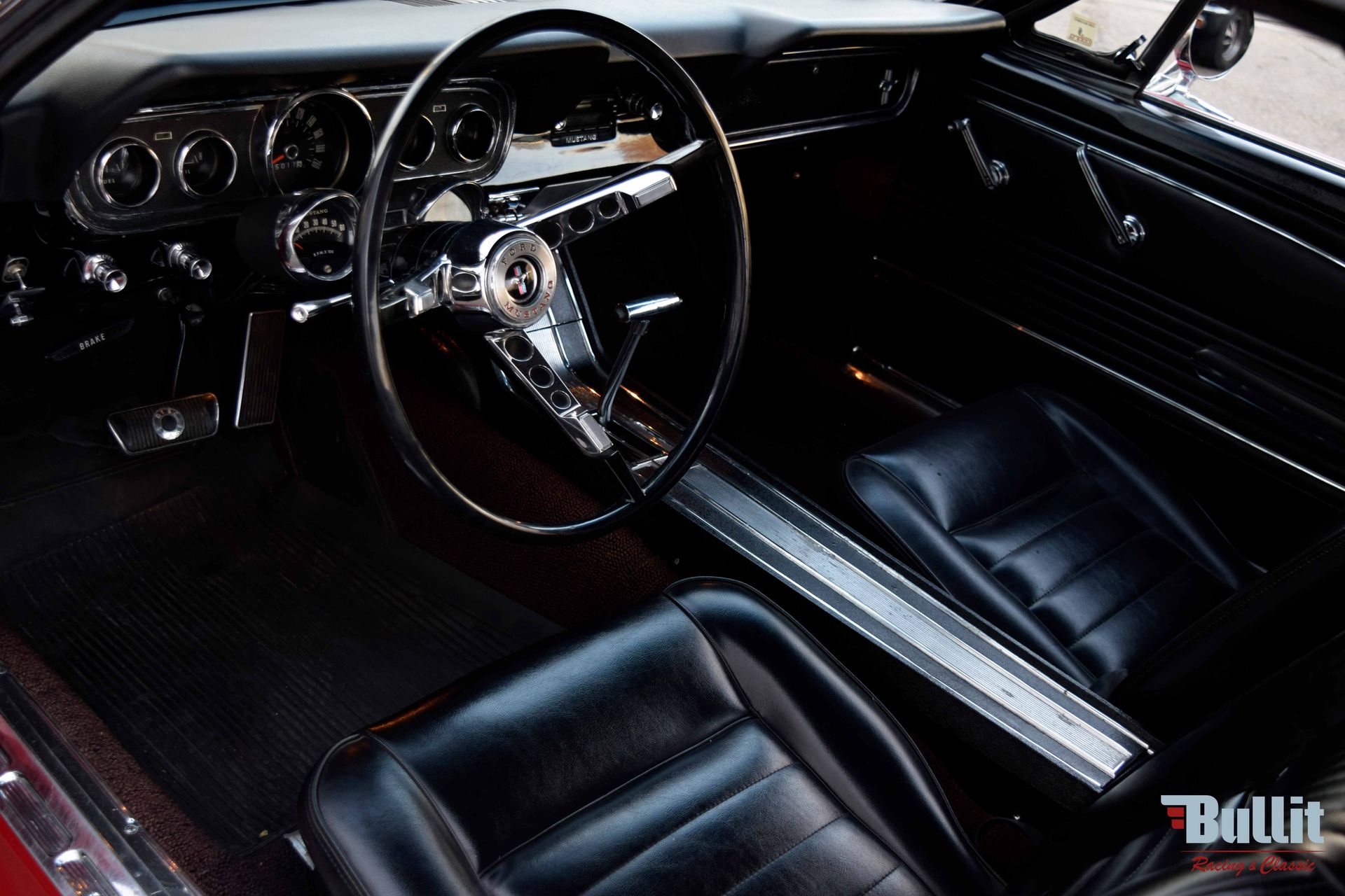 INTERIEUR DE FORD MUSTANG CABRIOLET ROUGE DE 1966