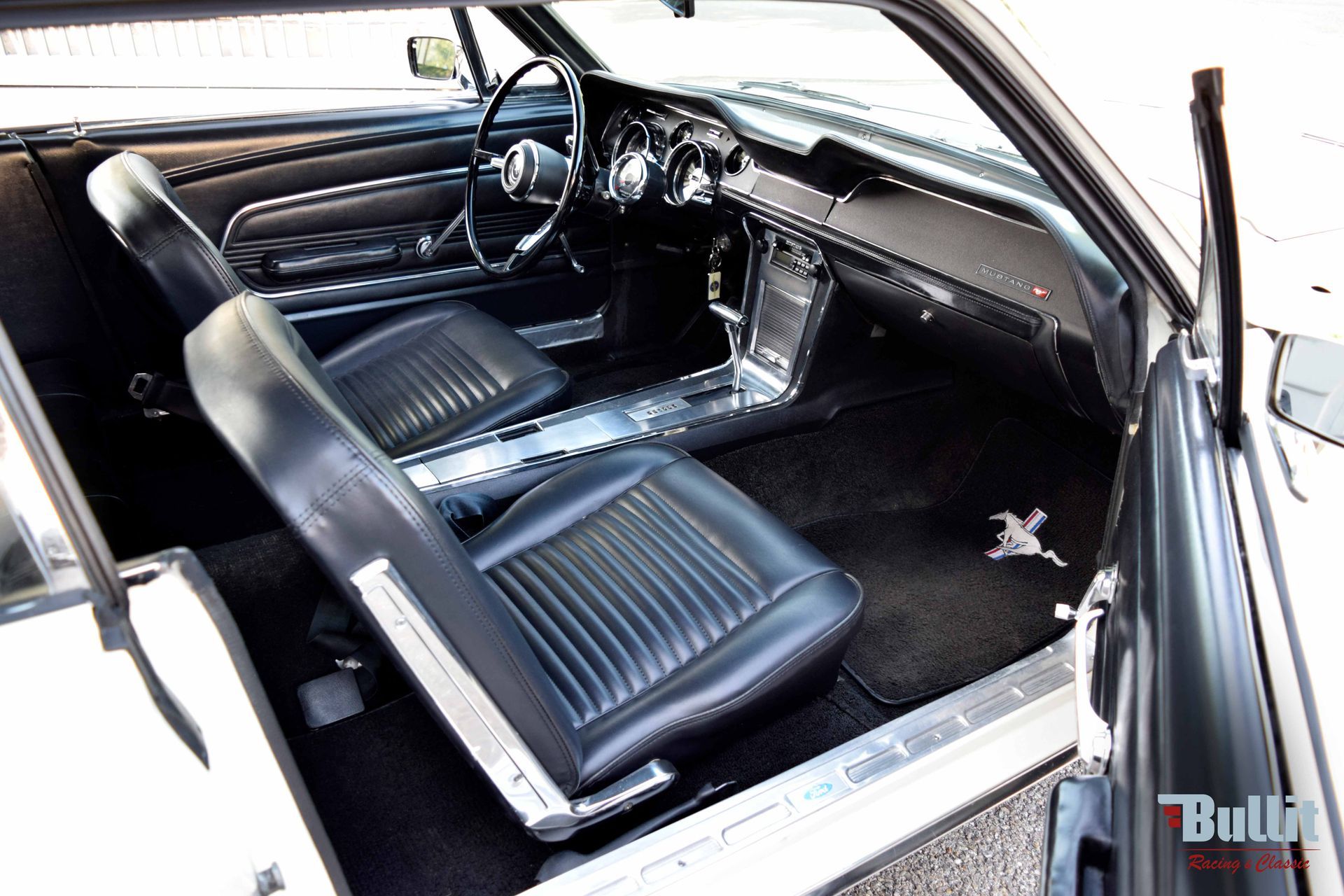 Ford mustang coupé blanc 289 de 1967