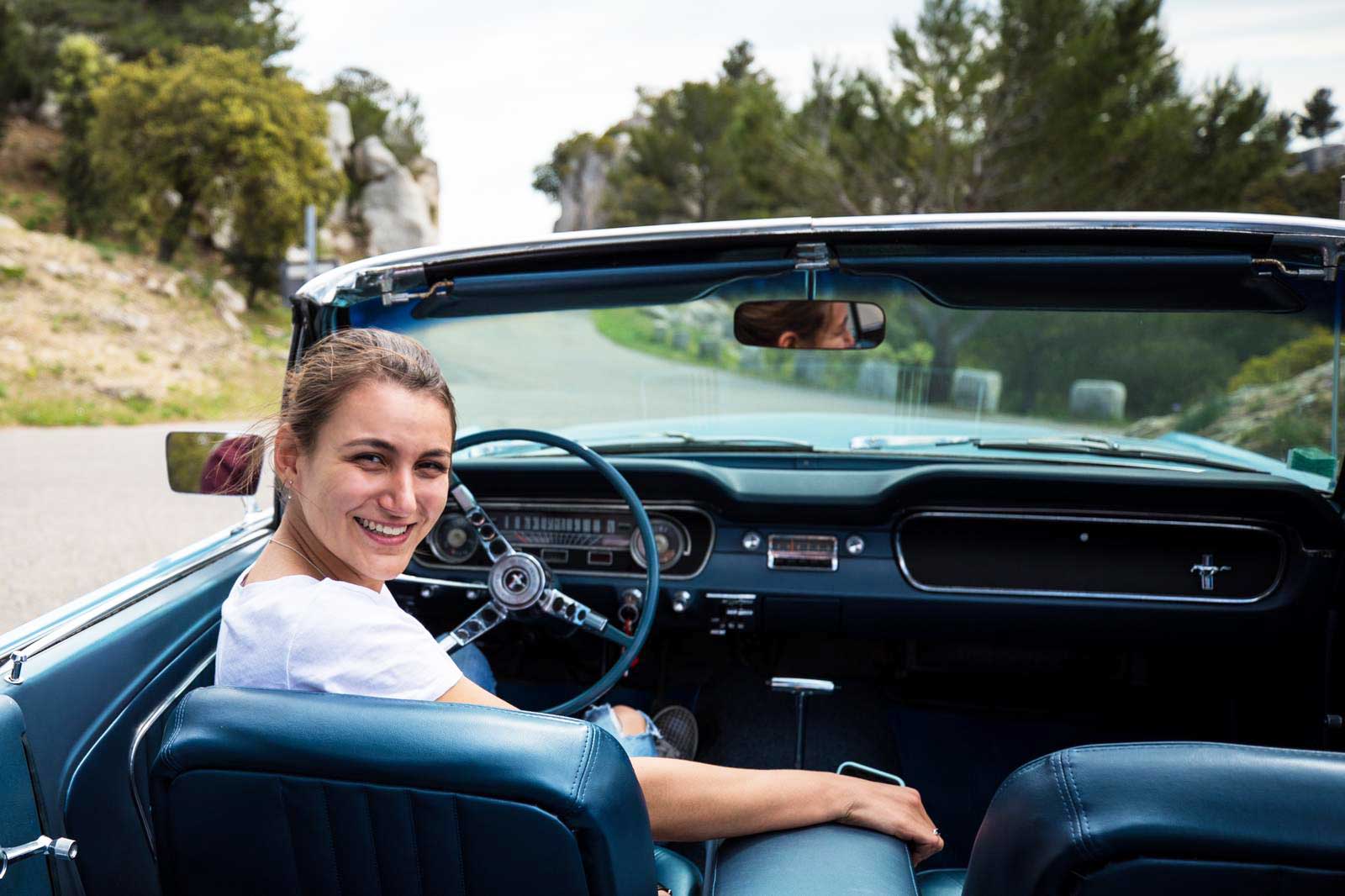 fille dans une Ford Mustang décapotable