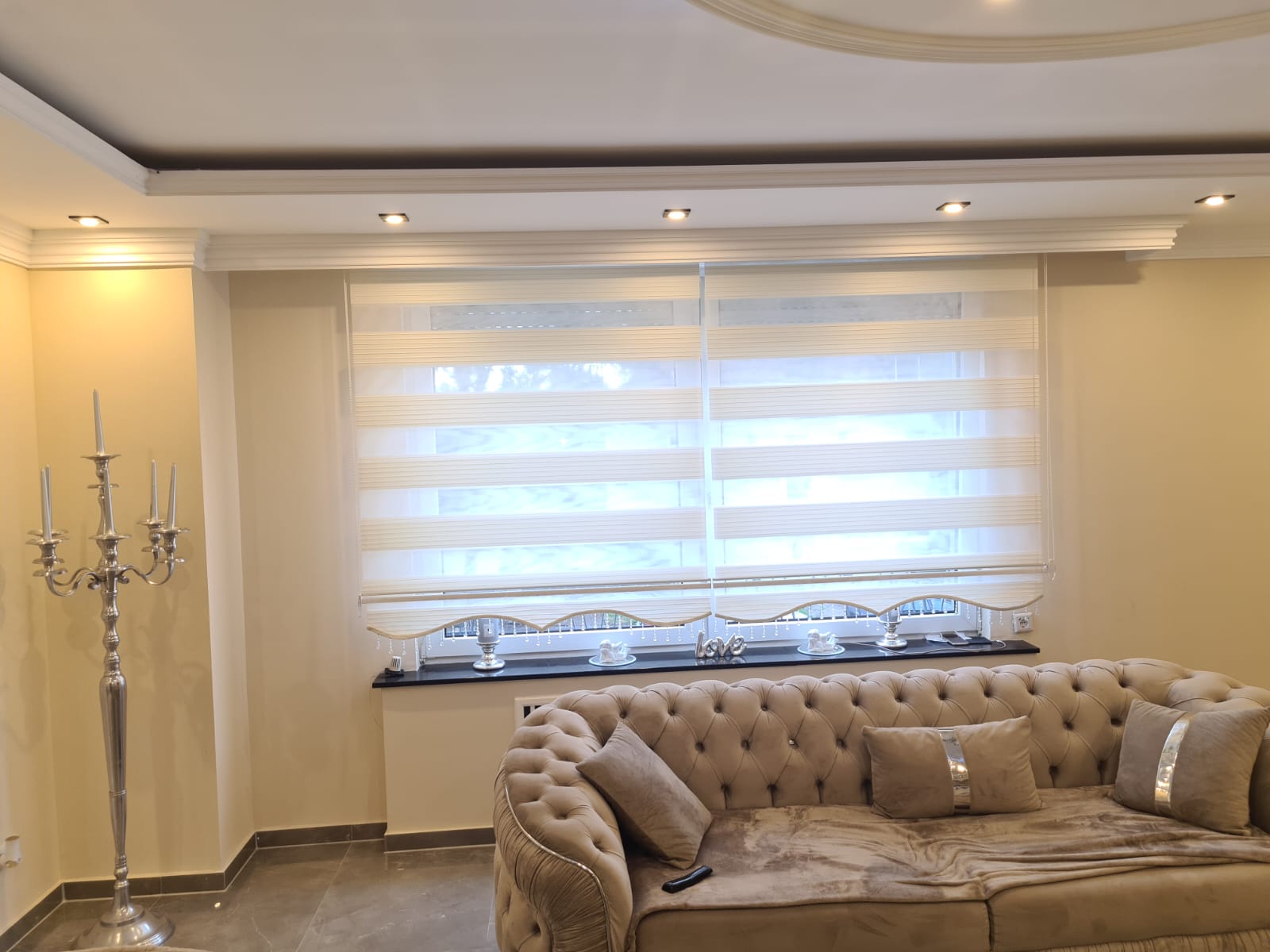 Rollo-Gardinen mit Farbverläufen und Ombré-Effekten bieten eine moderne und stilvolle Fensterdekoration. Sie lassen sich ohne Bohren einfach montieren und ermöglichen eine schnelle, unkomplizierte Installation. Durch maßgefertigte Anpassungen passen sie perfekt und verleihen jedem Raum eine elegante und geschmackvolle Note.