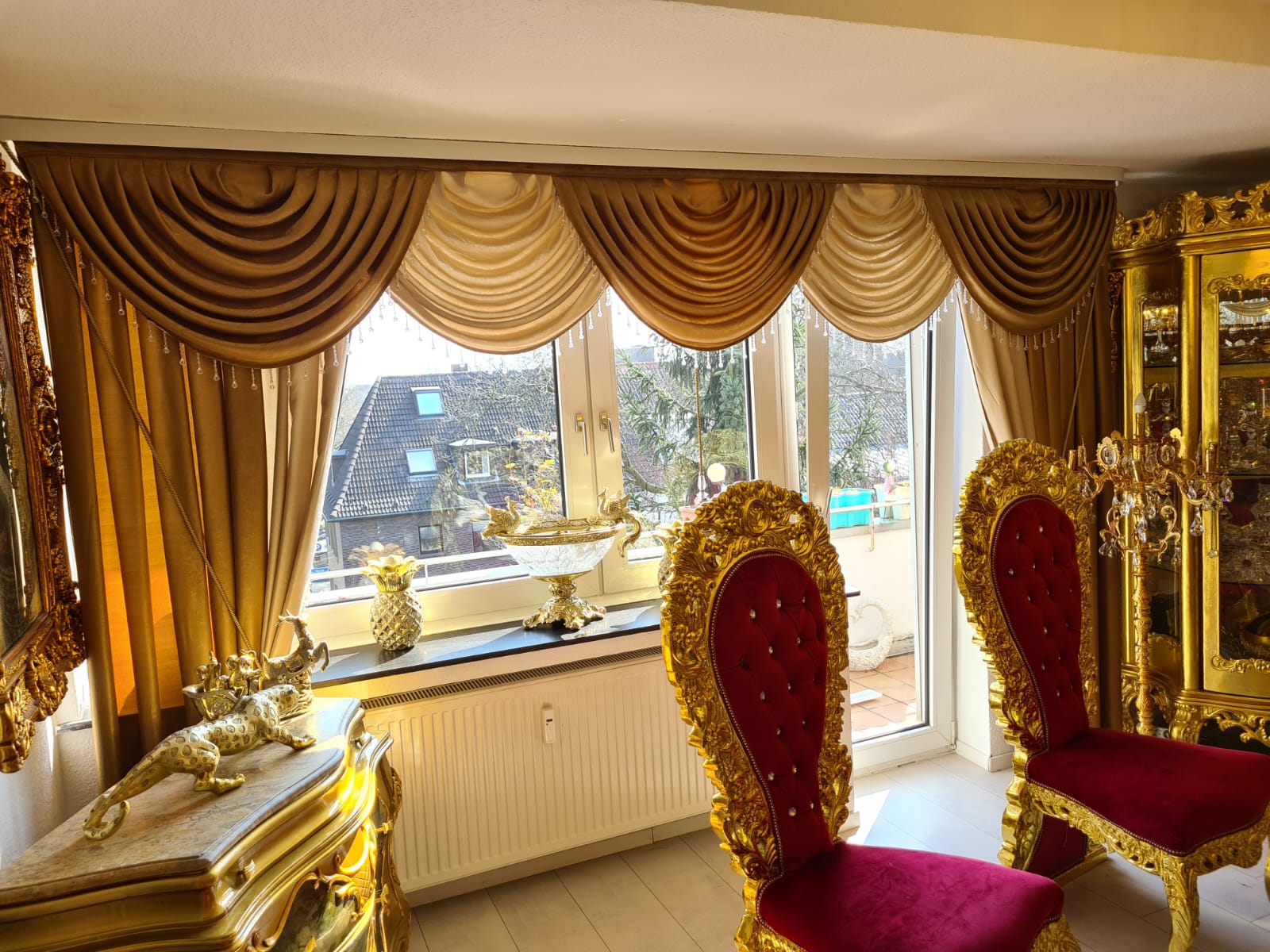 Moderne Vorhänge bieten eine breite Auswahl an Designs, die Ihre Wohnung individuell gestalten können. Von minimalistischen bis hin zu markanten Mustern finden Sie Vorhänge für jeden Geschmack. Sie fügen Ihrem Wohnzimmer eine besondere Note hinzu und harmonieren mit verschiedenen Einrichtungsstilen, um Ihrem Raum eine persönliche und stilvolle Atmosphäre zu verleihen.