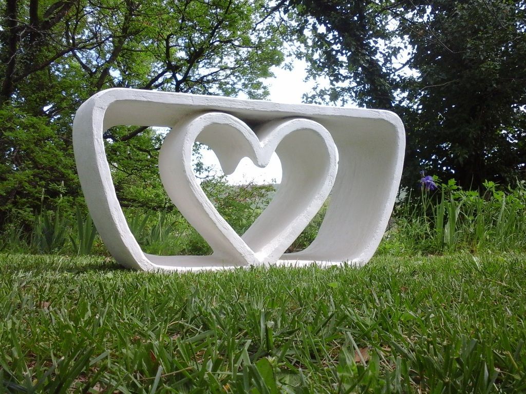 Banc en béton en forme de coeur