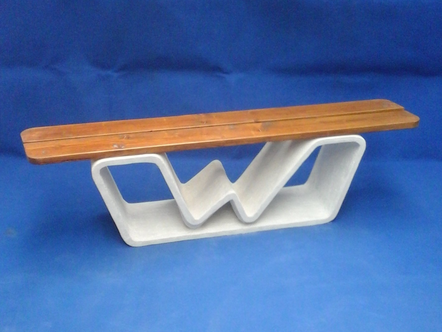 Banc Wahoo assise bois Banquette mobilier urbain design béton et bois