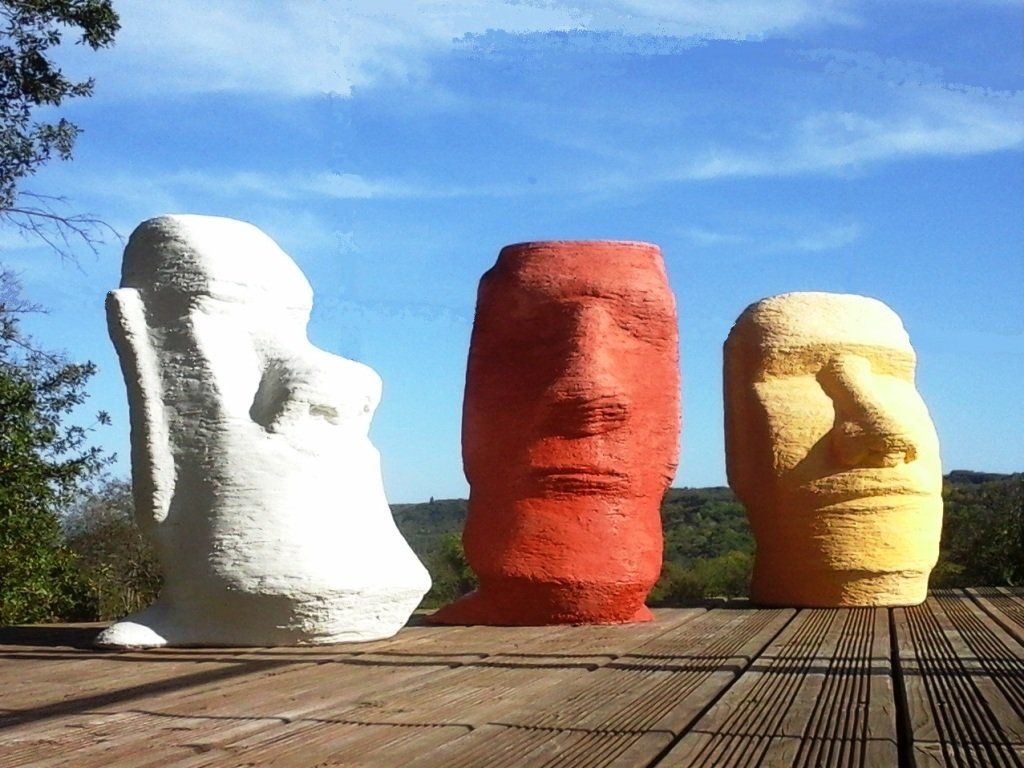 Statues Moai en béton coloré