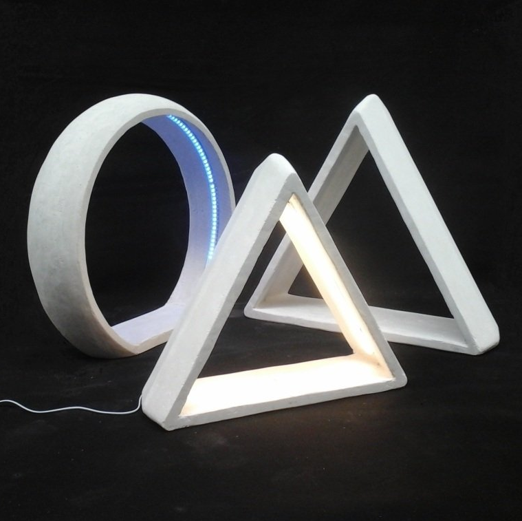 Lampes Trinity et Néo éclairage de jardin à poser en béton extérieur