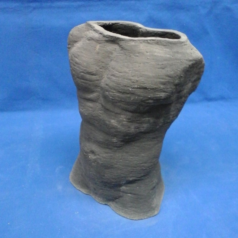 Torse M1 en ciment gris et colorant noir dans la masse torse d'homme en béton imprimé en 3D