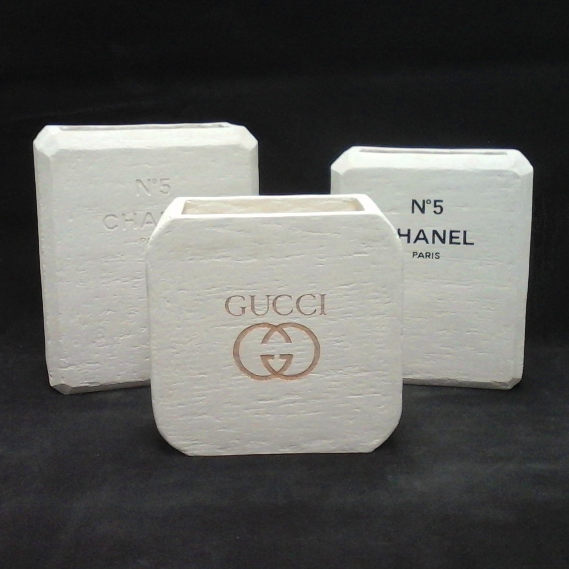 Logo et marque gravés Gravure logo GUCCI et CHANEL sur pot en béton