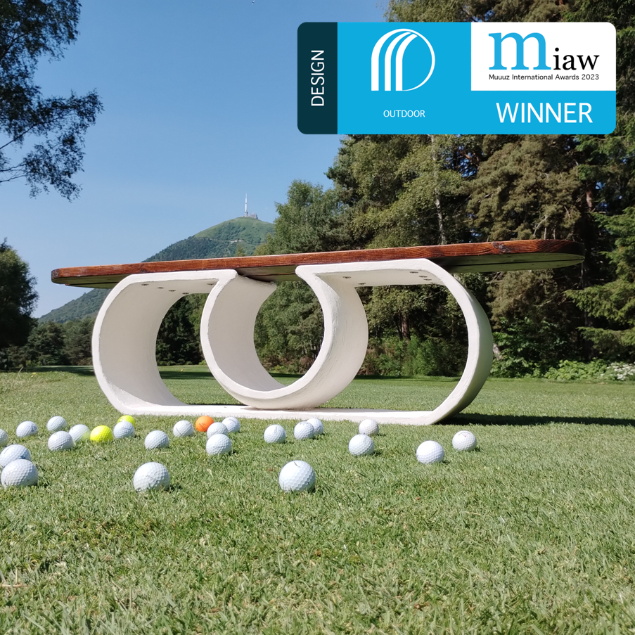 Banc Claire de Lune 2023 Banc design imprimé en 3D béton, MIAW design 2023, golf des volcans et Puy de Dôme