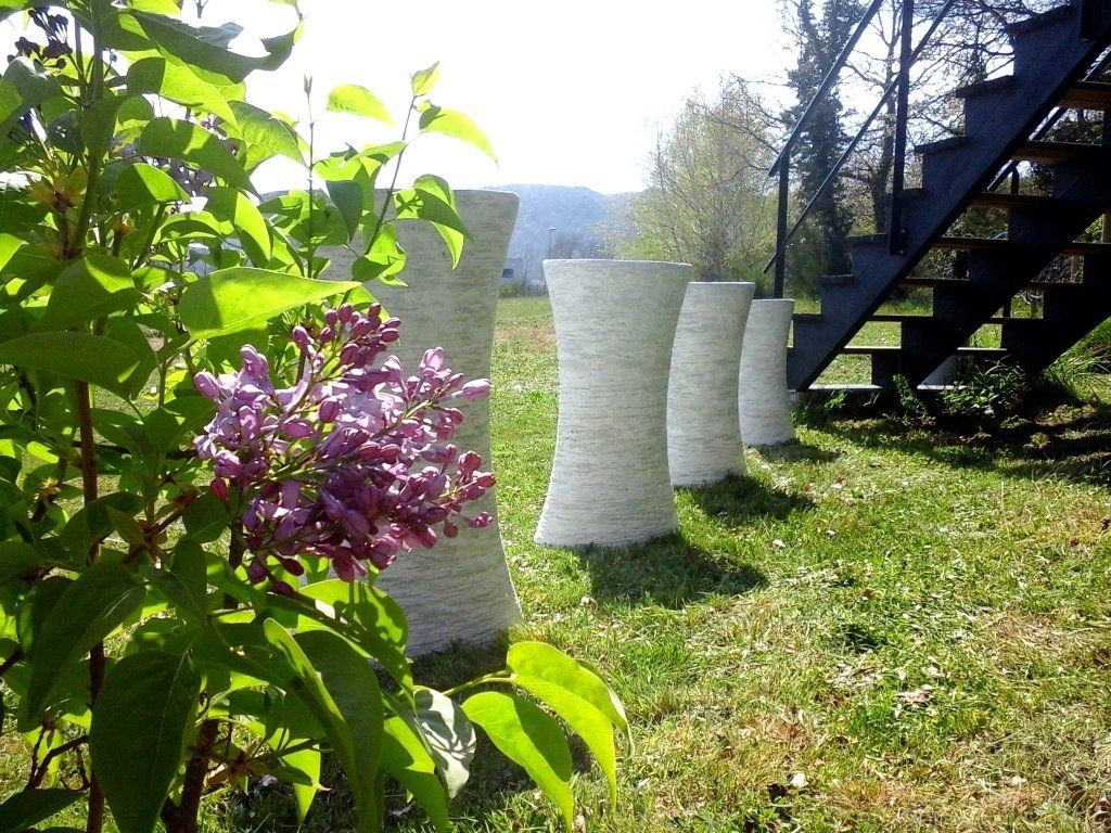 Gros pots de jardin en ciment blanc
