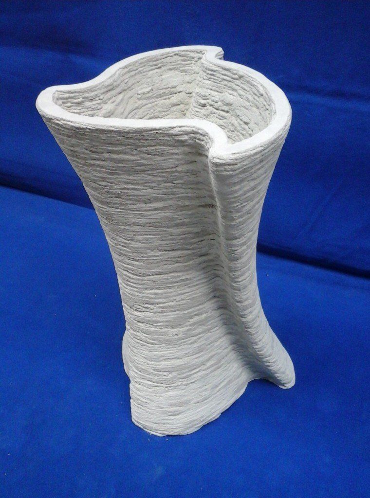 Vase T8, tornade à gauche ! Vase design xxl en ciment blanc
