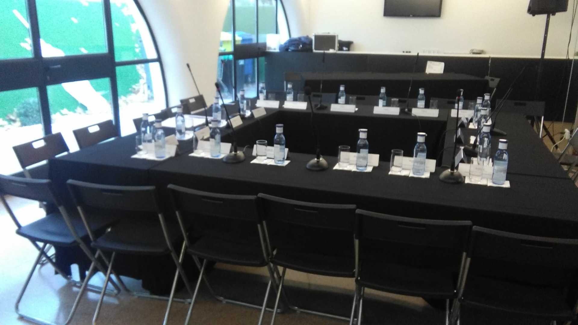 Montaje en forma de U para congreso.