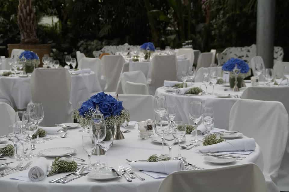 Celebración de Banquete de bodas en jardín en mesas redondas
