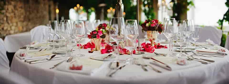 Mesa redonda de banquete para boda