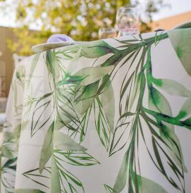 Mantelería estampada de hojas verdes