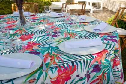 Mantel estampado de colores vivos, flores y hojas de palmera o palma. Primavera