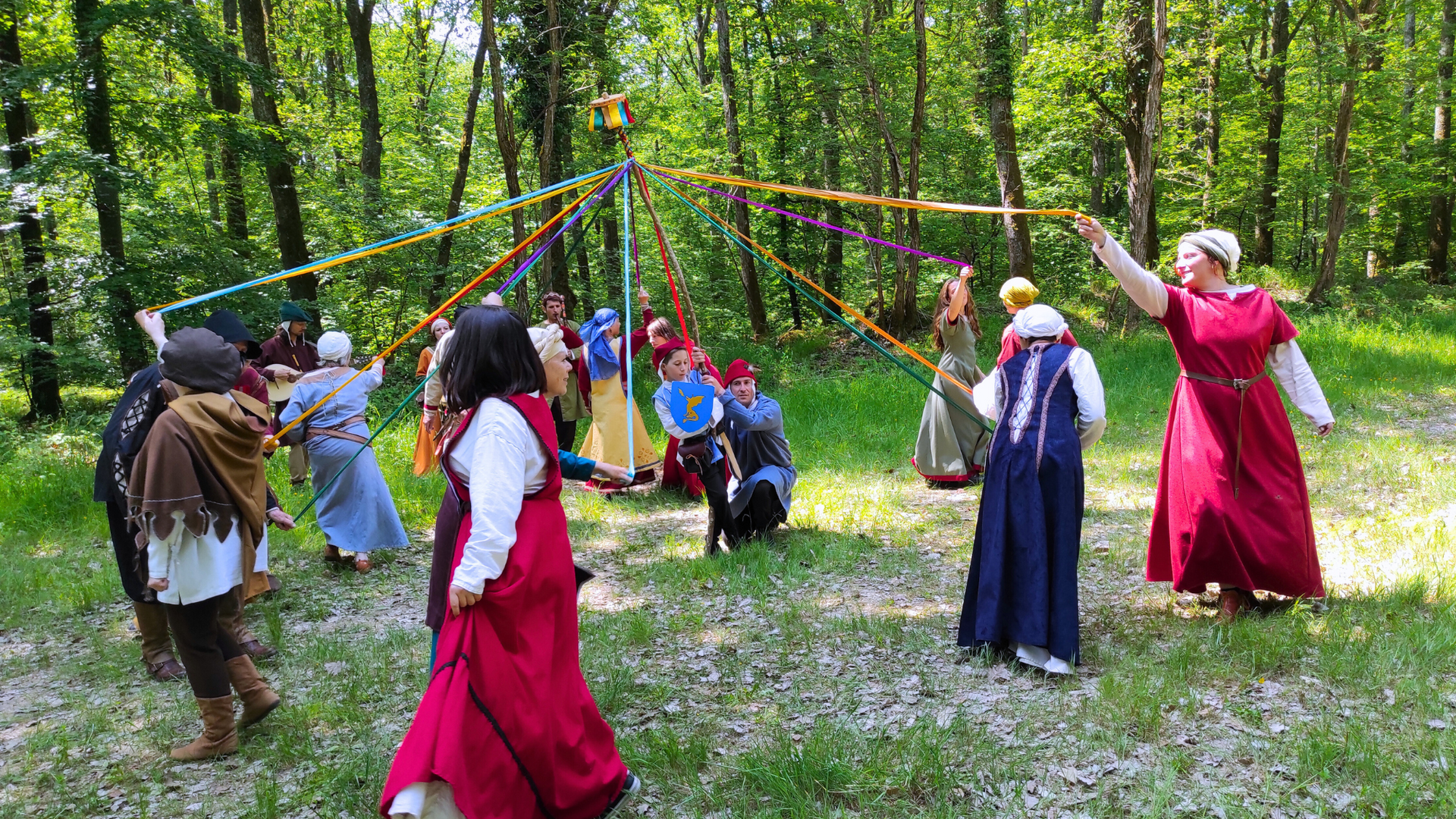 Danseurs en costume arbre de mai danse médiévale