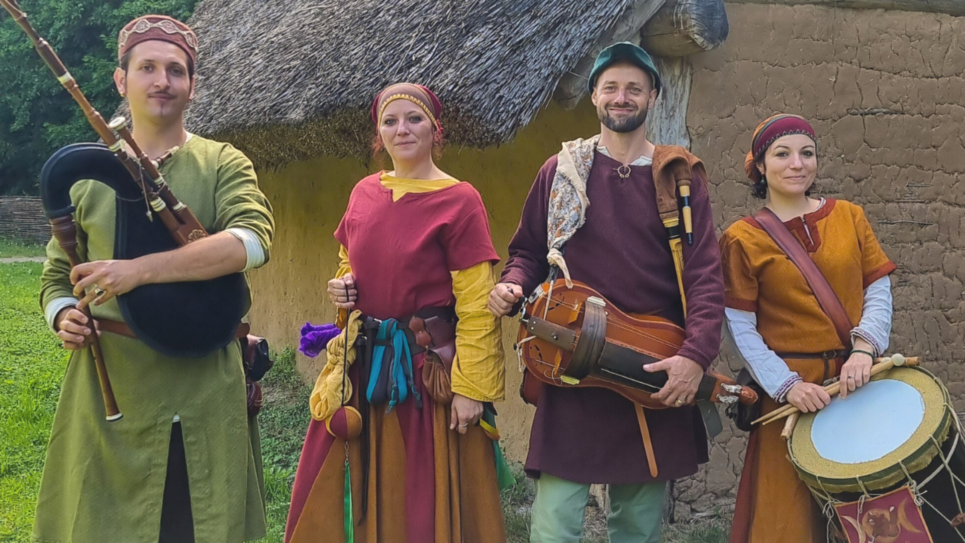 spectacle Per Viam Ambraluna animation de banquet médiéval quatre musiciens costume médiéval musique chants jonglerie