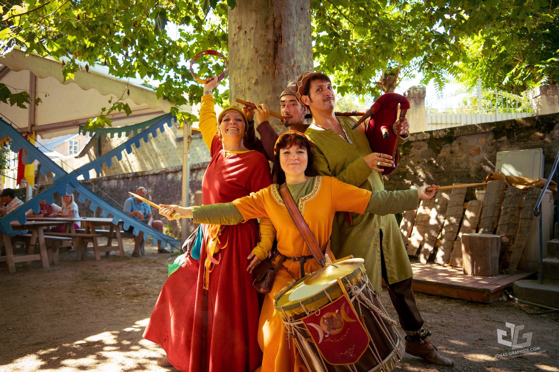 4 musiciens tambour cornemuse flûte musique médiévale